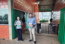 Químicos de Itapetininga distribuem panfletos sobre isenção do Imposto de Renda